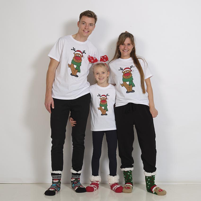 Eine springende Familie mit einem weißen T-Shirt mit Rudolph darauf.